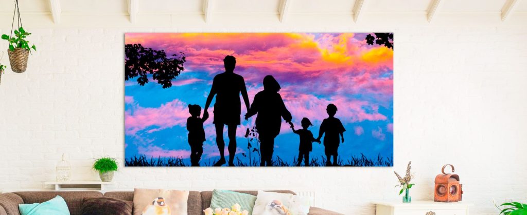 großes Acrylfoto mit Aludibound in einem hellen Wohnzimmer